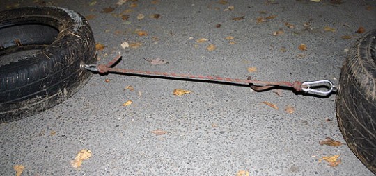 Sammenkoblingstau med karabinkrok i den ene enden og hurtiglenke den andre. Sammenkoblingstau med karabinkrok i den ene enden og hurtiglenke den andre.
