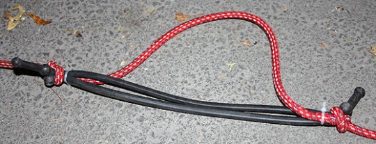 ummistropper knyttet og stripset fast på dragtauet for å unngå vonde og skadelige rykk. ummistropper knyttet og stripset fast på dragtauet for å unngå vonde og skadelige rykk.