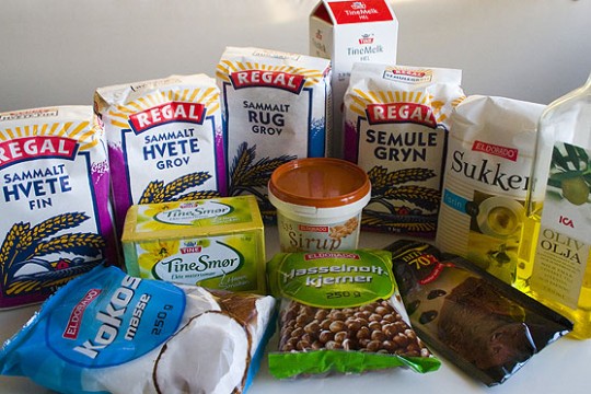 Ingrediensene som må til for å lage et skikkelig Loganbrød. Merk at jeg har byttet ut rosiner med sjokoladebiter av preferansegrunner.