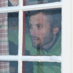 Permalink to En annerledes skifilm Helge Kaasin titter håpefullt ut av vinduet.
