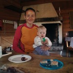 Marianne og Willia Konstanse spiser frokost Marianne og Willia Konstanse spiser frokost